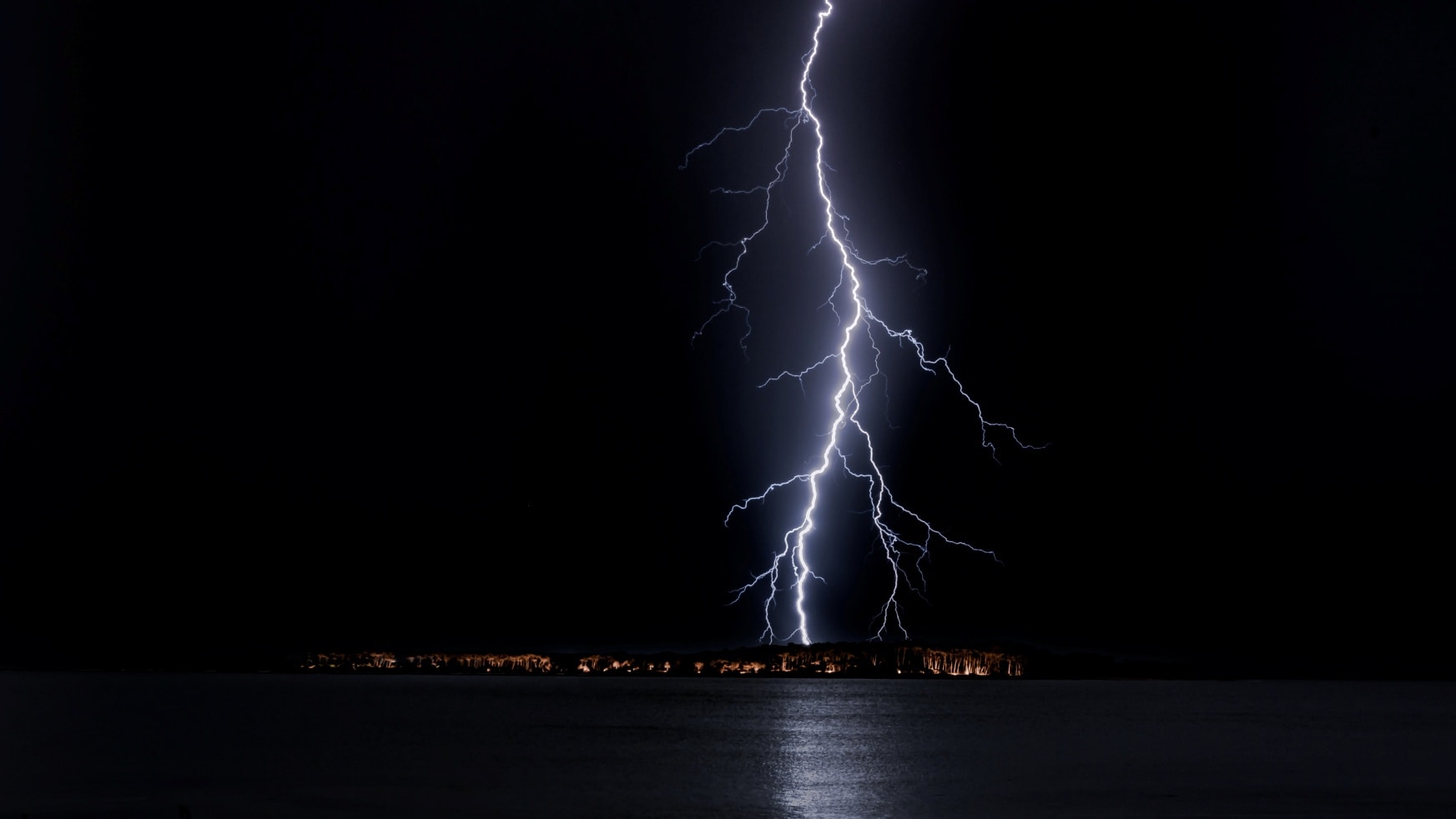 Kierowca przeżył potrójne uderzenie pioruna w elektryka. Serwisanci odkryli coś, co przeczy zdrowemu rozsądkowi