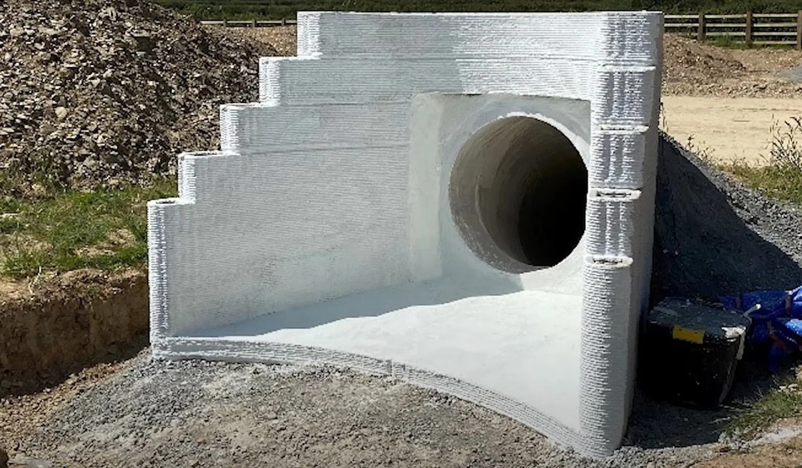 Jak działa inteligentny beton? Ten materiał zaskakuje nie tylko właściwościami, ale i sposobem wykonania 