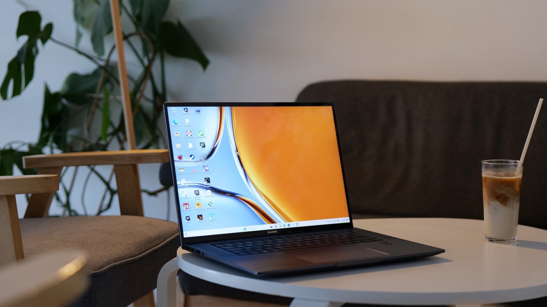 Bon na laptopa dla nauczyciela – jaki laptop do 2500 złotych wybrać?