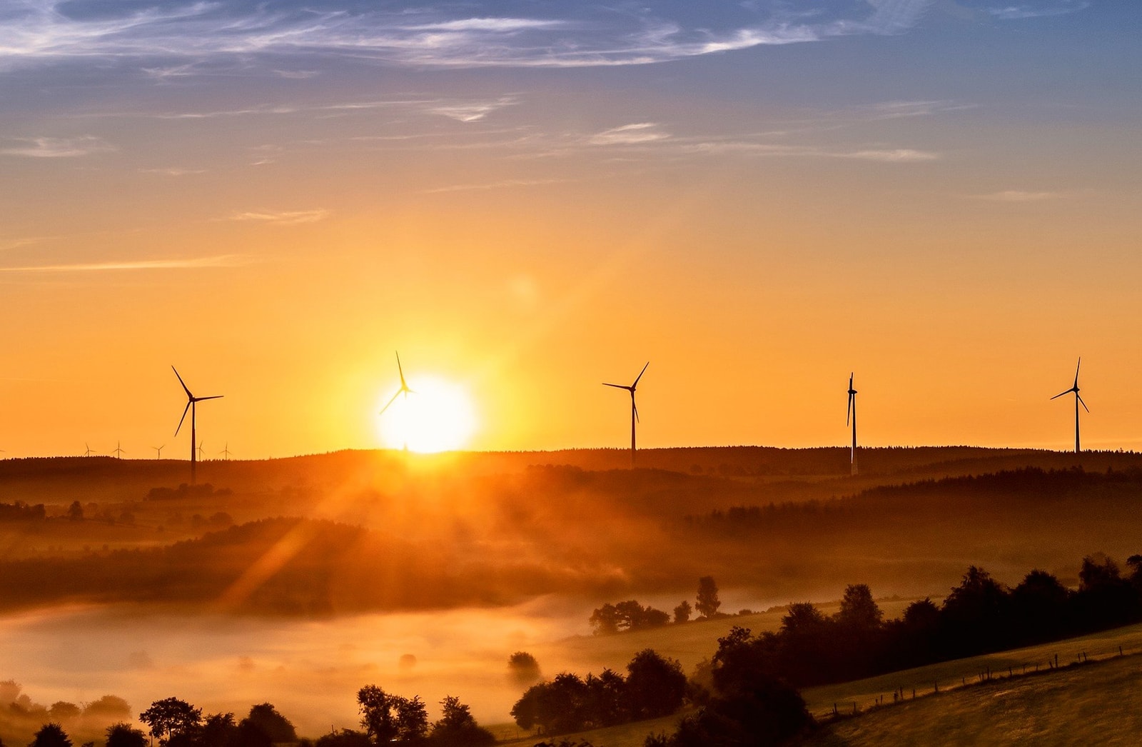 Zdjęcie poglądowe elektrowni wiatrowej
