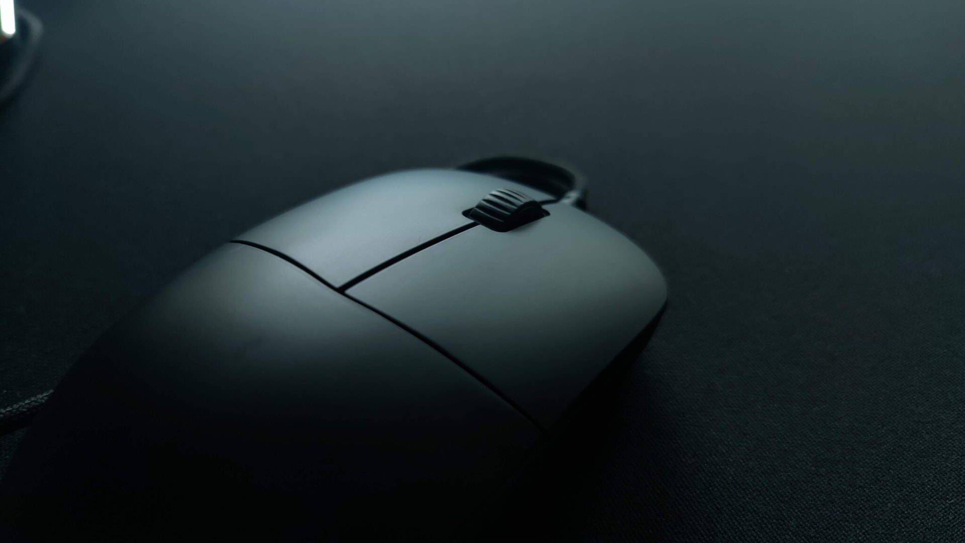 To podobno najlepsza myszka dla graczy. Sprawdziłem  Endgame Gear XM1r Black na podkładce EM-C