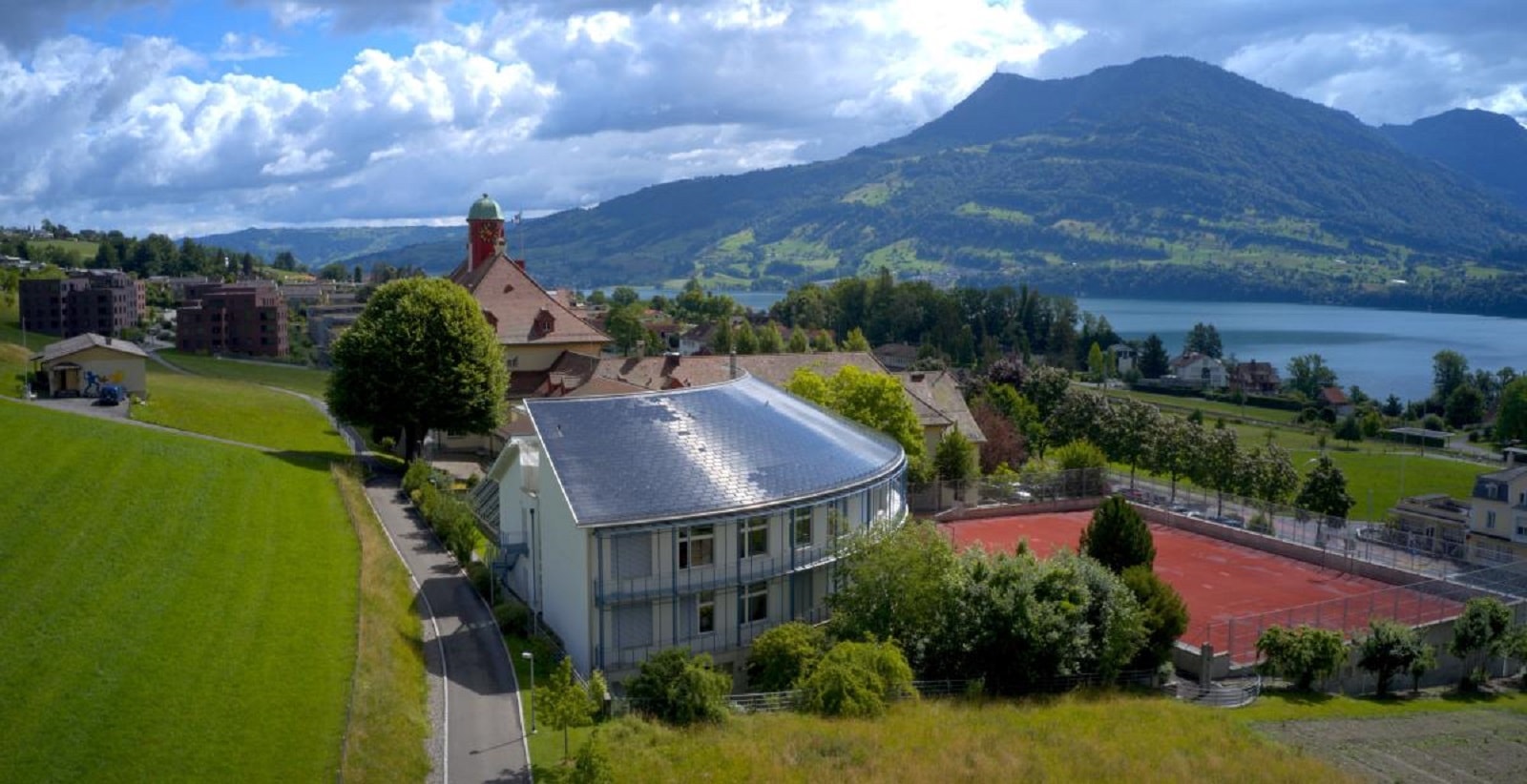 Dostarcza energii i świetnie wygląda. Nowa dachówka solarna pasuje nawet na zabytki