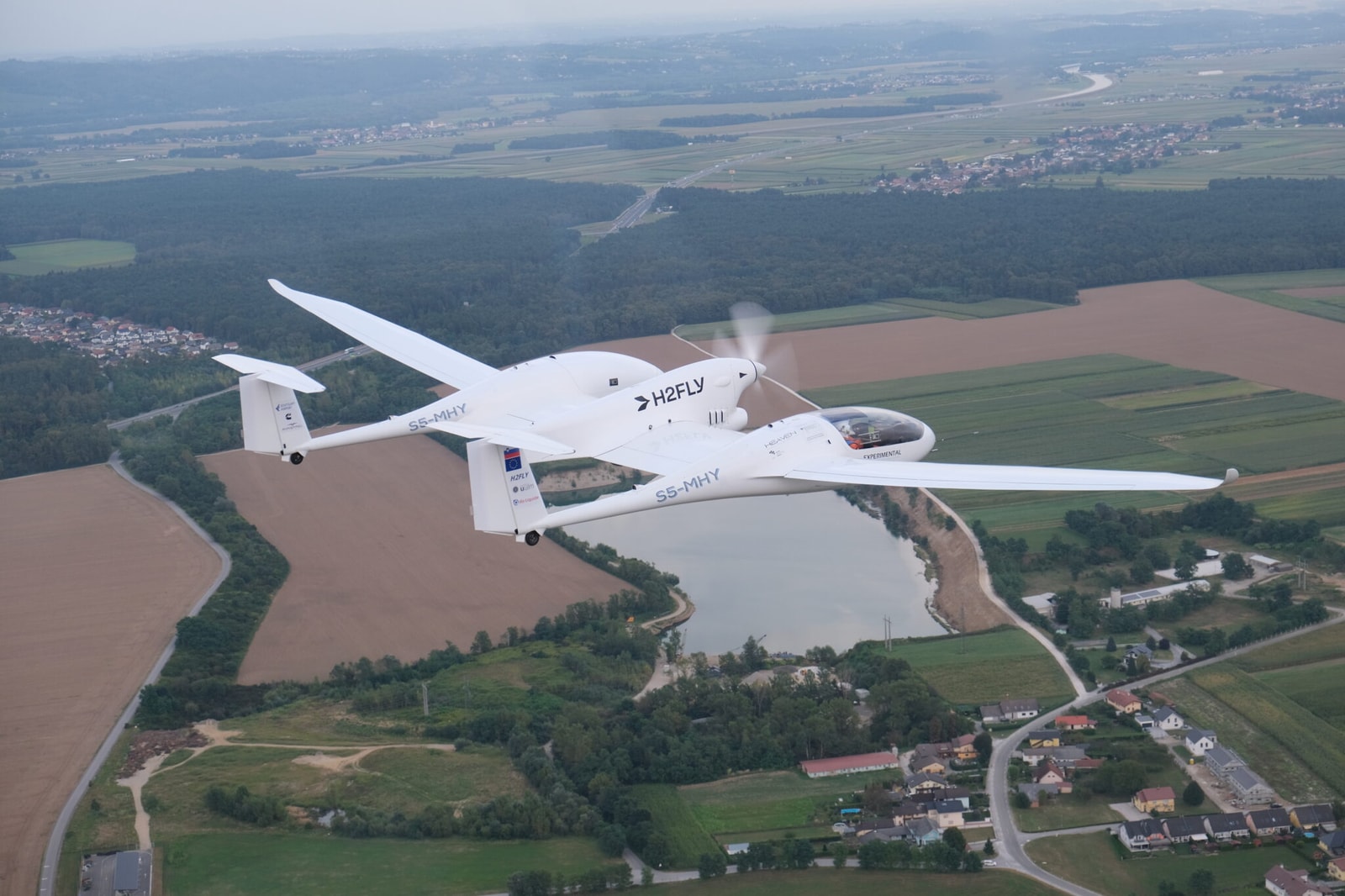 Samolot H2FLY HY4 odbył dziewiczy lot /Fot. H2FLY
