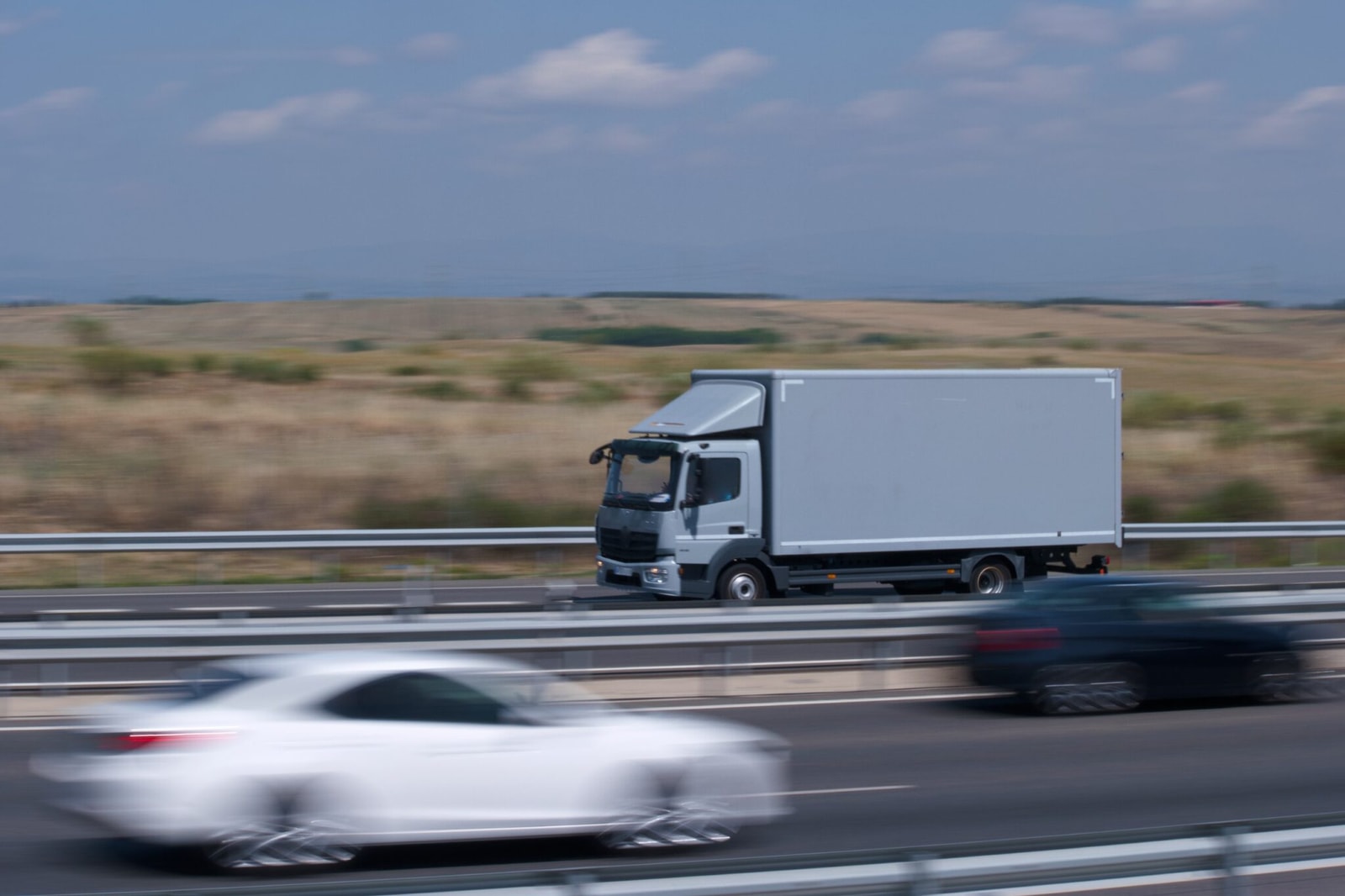 Nagły, poważny wypadek na autostradzie – czy ubezpieczenie komunikacyjne pokryje koszty szkód?