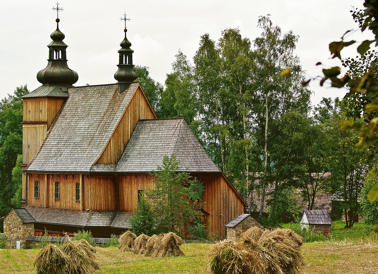 Przykładowy dach kościoła kryty gontem
