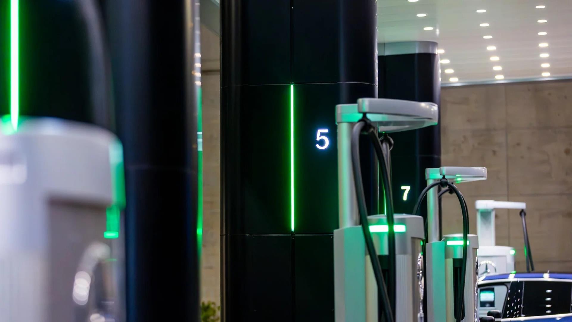 Elektryczne samochody dostały namiastkę azylu. Najlepsza stacja ładowania Tesli się chowa