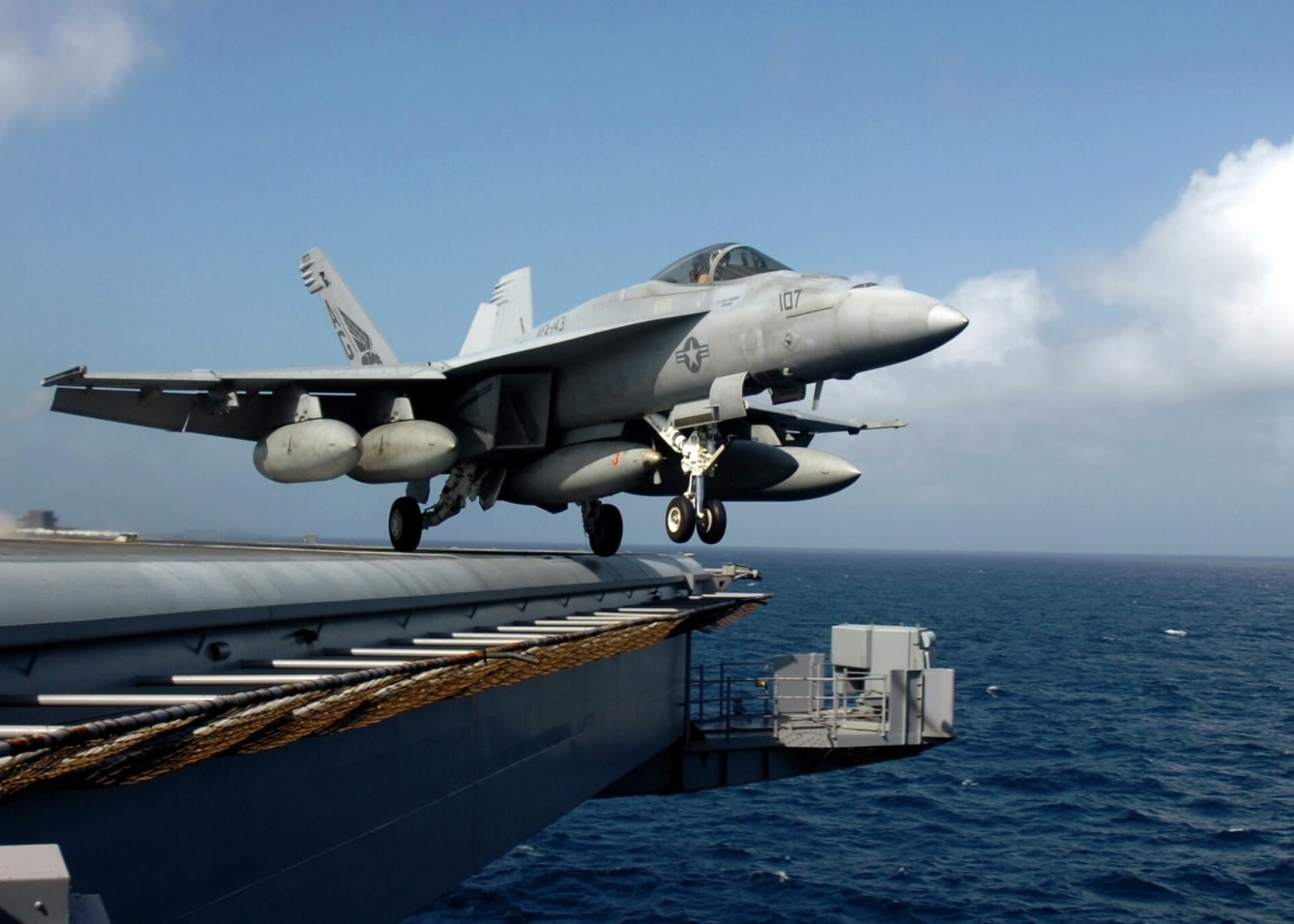 F/A-18-Super-Hornet podczas startu z lotniskowca

