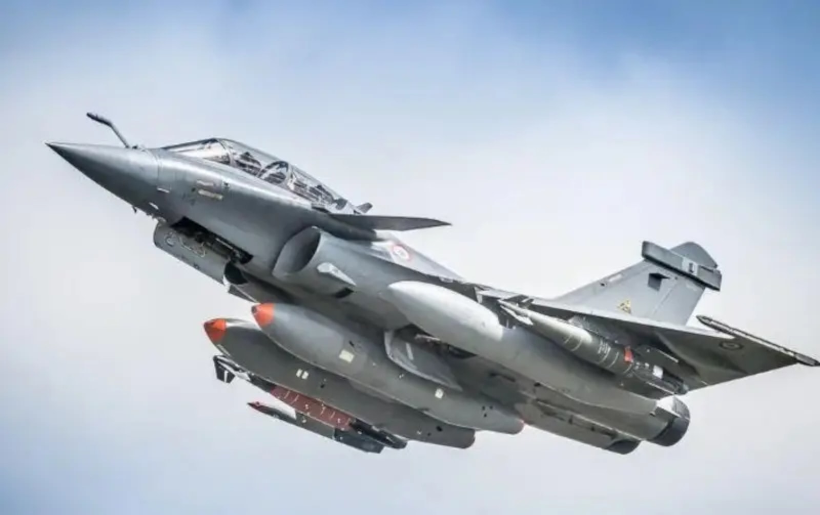 Myśliwiec Rafale z dwoma 1000-kg bombami HAMMER