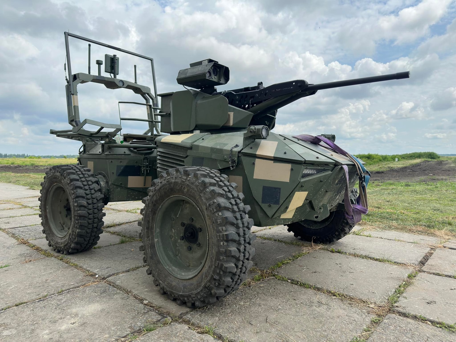 Wjechał na front i przeraził wrogów. Robot zaczął walczyć za Ukrainę