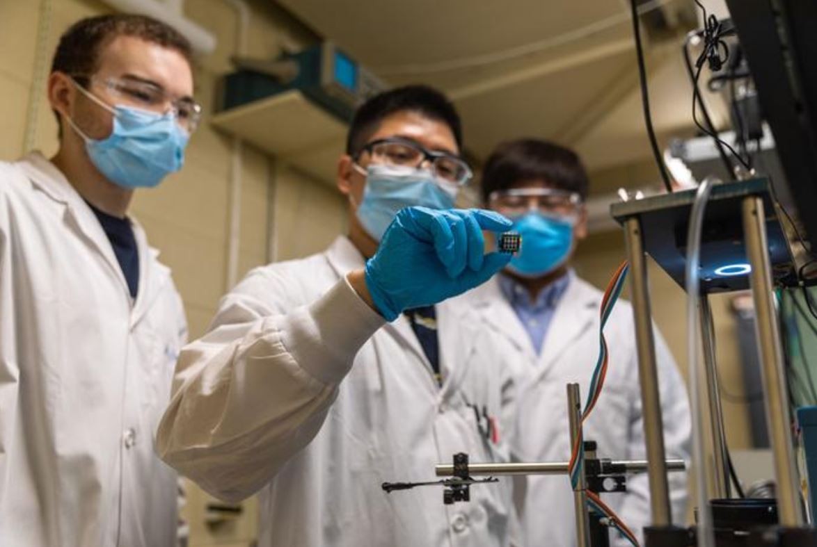 Naukowcy z Northwestern University opracowali rekordowe ogniwa perowskitowe / źródło: Sargent Lab / Northwestern University, mat. prasowe
