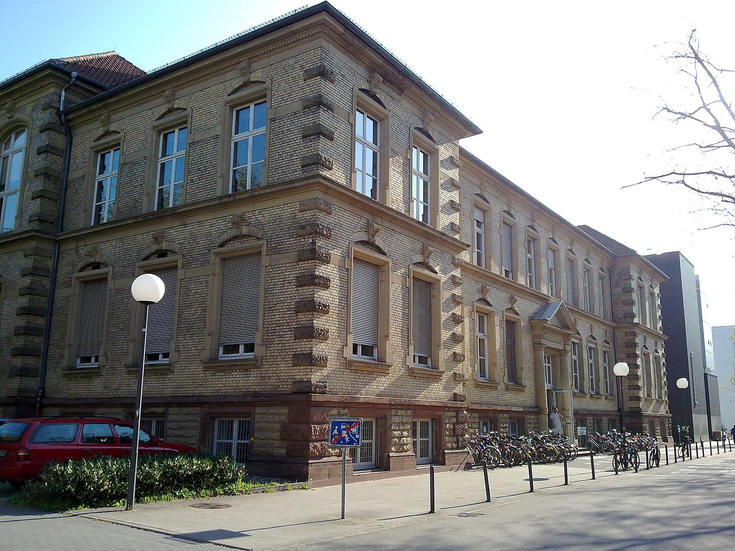 Jeden z wydziałów Karlsruhe Institute of Technology / źródło: Coaster J, Wikimedia Commons, CC BY-SA 3.0
