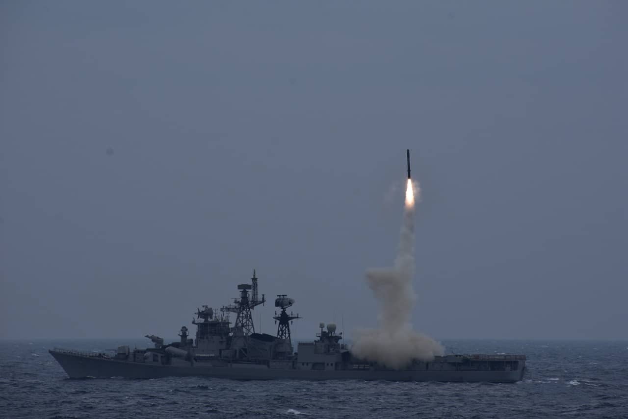 Pocisk BrahMos początkowo latał na dystanse 290 km, a teraz może trafiać w cele oddalone o nawet 900 km