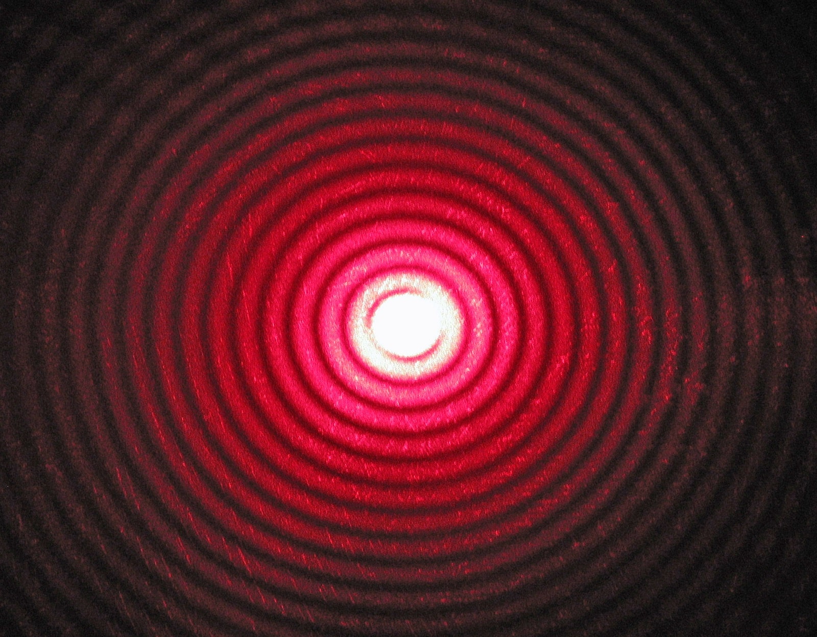 Do tej pory mówiono o nim jedynie w teorii. Szkło Bragga istnieje naprawdę!