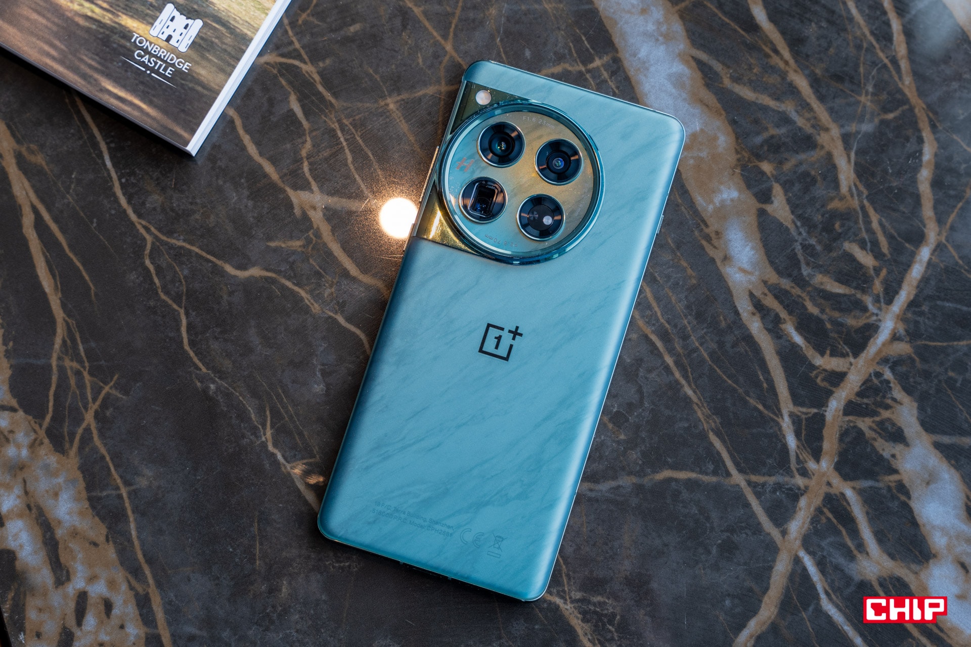 OnePlus 12 dostaje kolejną aktualizację OxygenOS 15. Na pokładzie ulepszenia i nowe funkcje