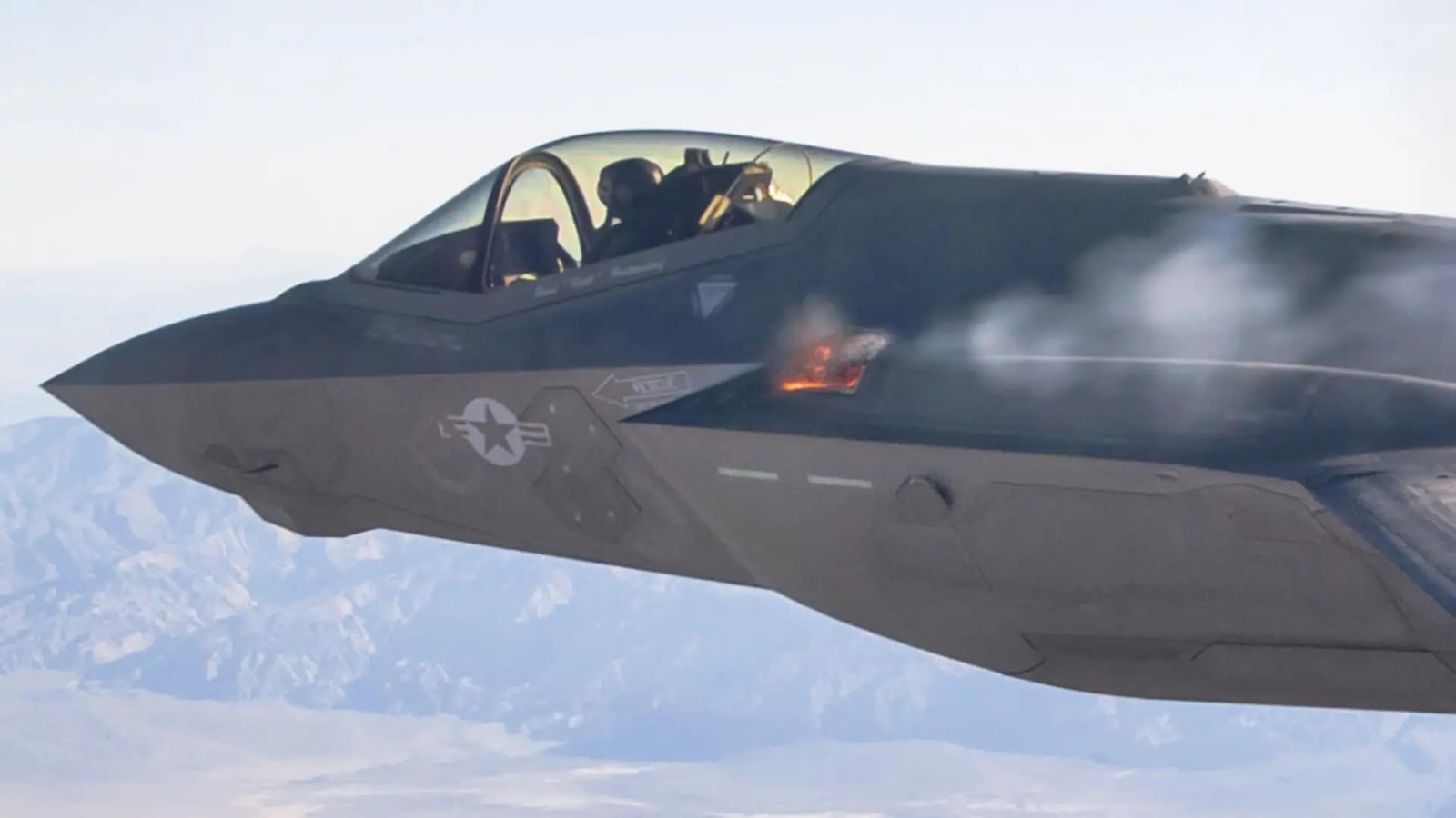 Myśliwiec F-35 podczas testu działka Gatlinga
