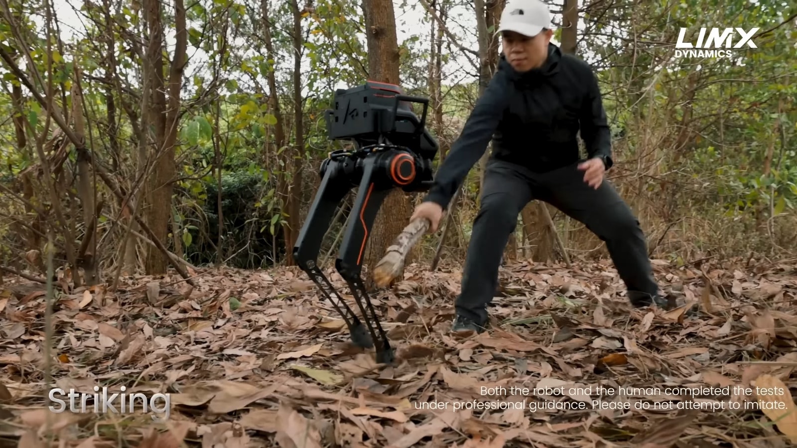 Wziął kij i zaczął uderzać robota. Efektu nikt się nie spodziewał