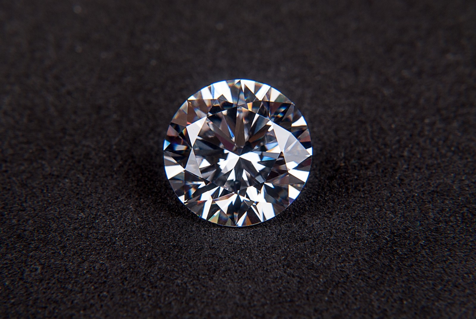 Naukowcy dodali grafen do diamentu. Zmienił się nie tylko jego wygląd