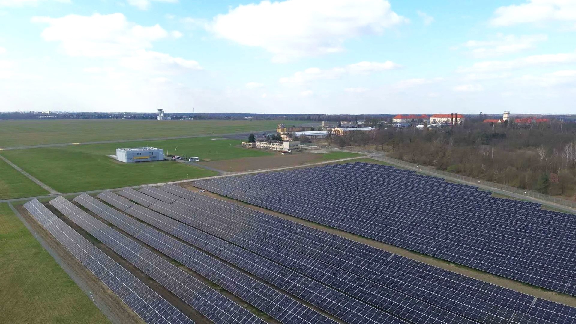 Lotnisko Poznań-Ławica pochwaliła się ukończeniem budowy farmy fotowoltaicznej o mocy 4 MW / źródło: Lotnisko Poznań-Ławica, materiały prasowe
