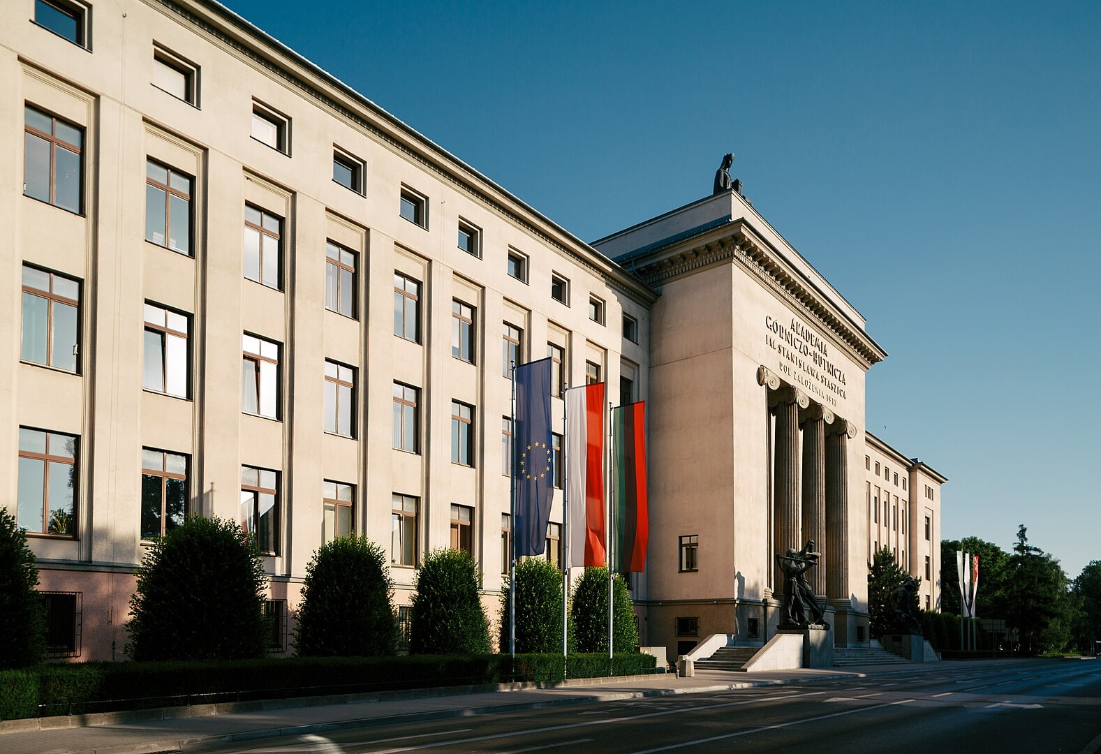 Zdjęcie poglądowe Gmachu Głównego AGH w Krakowie / źródło: Maciej Talar / KSAF AGH, Wikimedia Commons, CC BY-SA 4.0
