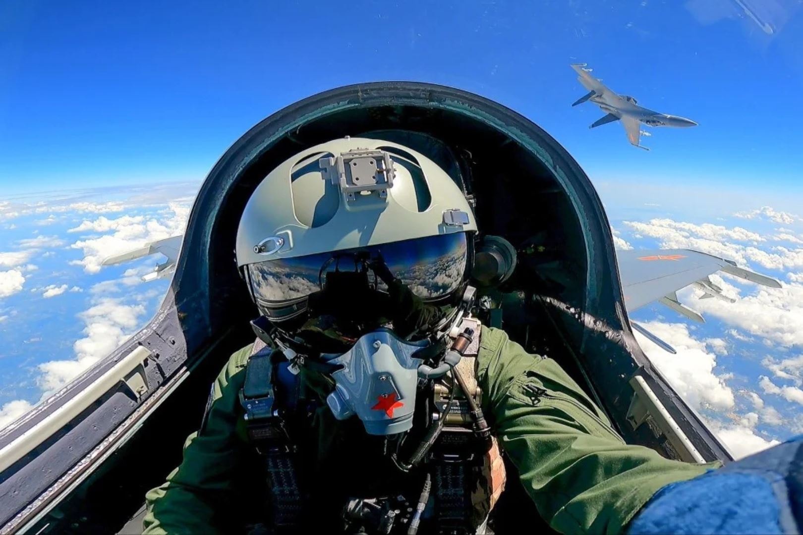 Pilot chińskiego myśliwca – zdjęcie poglądowe
