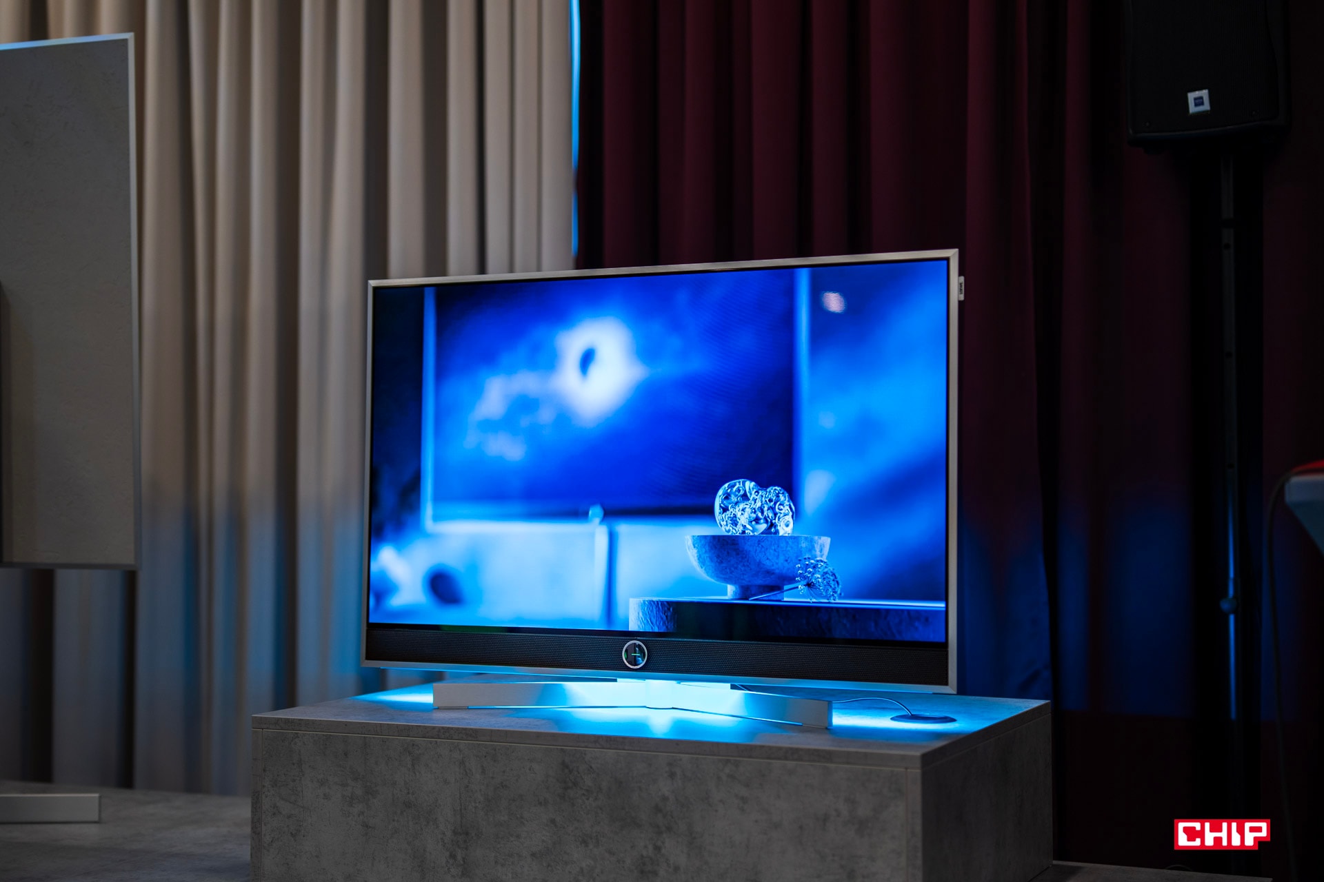 Piękny ekran OLED zakuty w… betonie. Loewe pokazuje nowe telewizory
