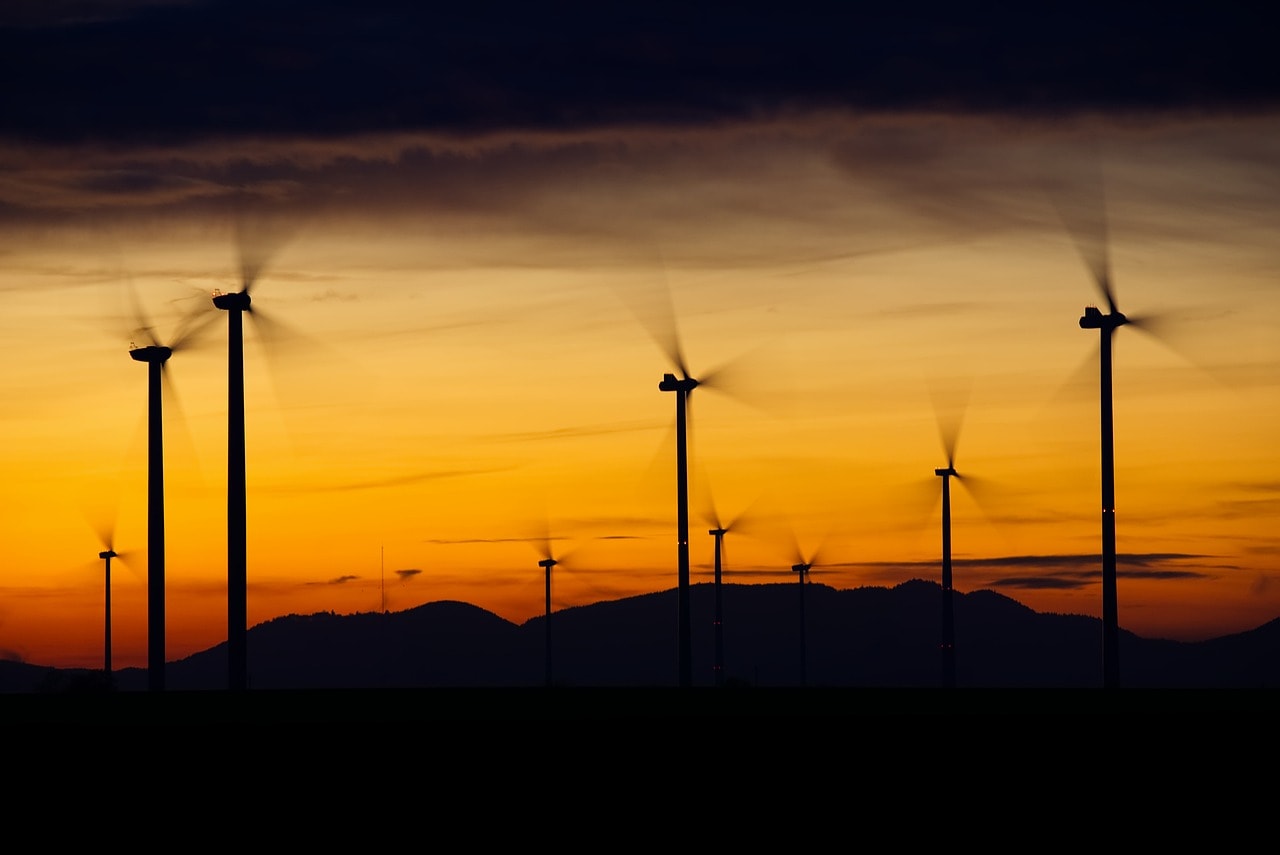 Polska transformacja energetyczna idealnym przykładem tego, jak jej nie robić. Druzgocący raport opublikowany
