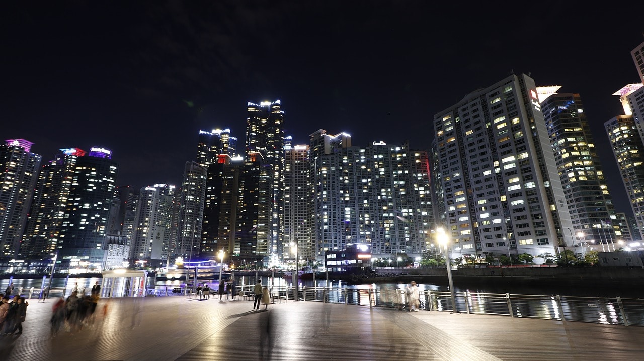 Nocny widok na wieżowce w Busan, gdzie przeprowadzano badania
