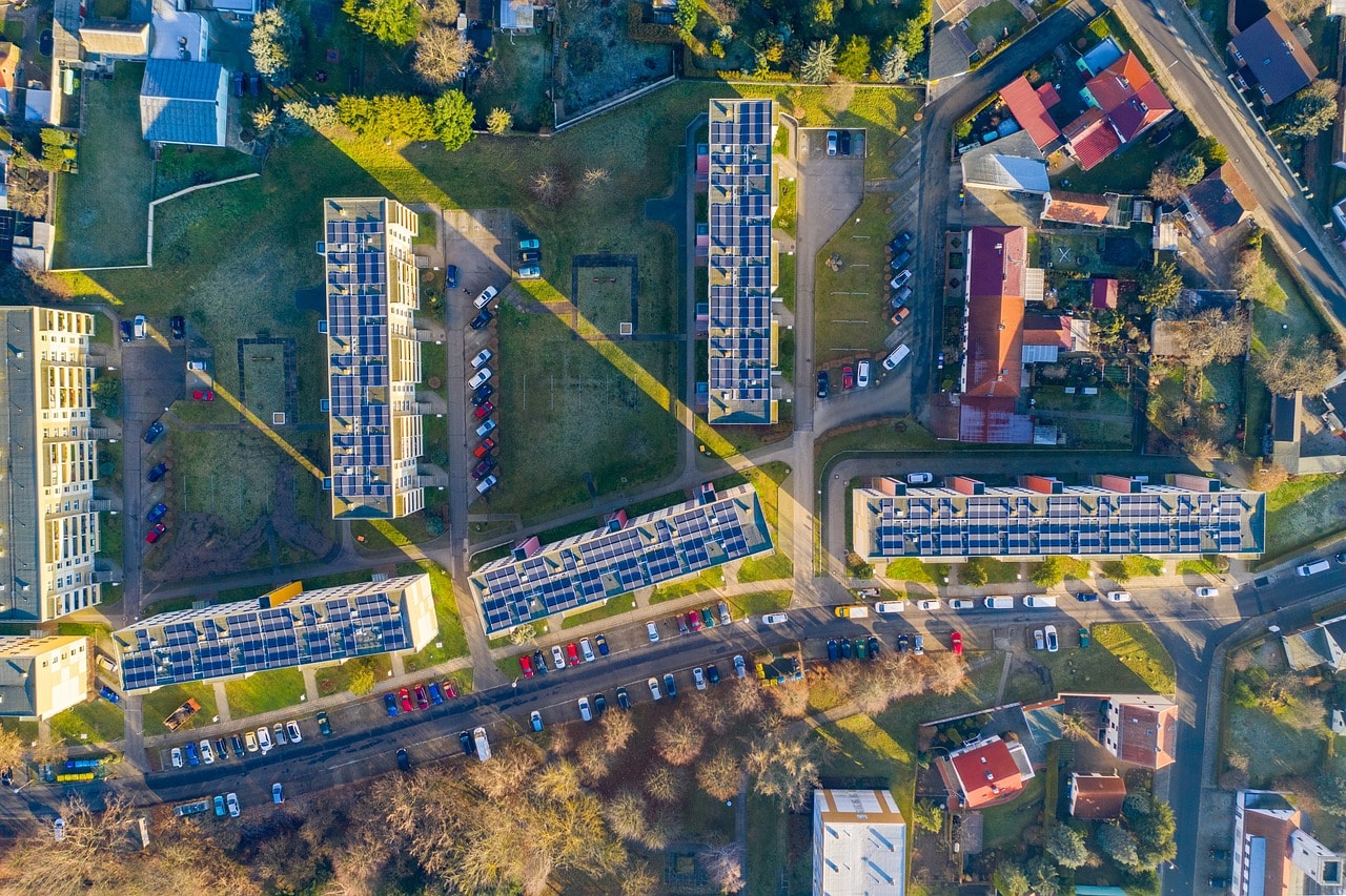 Zdjęcie poglądowe paneli słonecznych na dachach budynków wielomieszkaniowych
