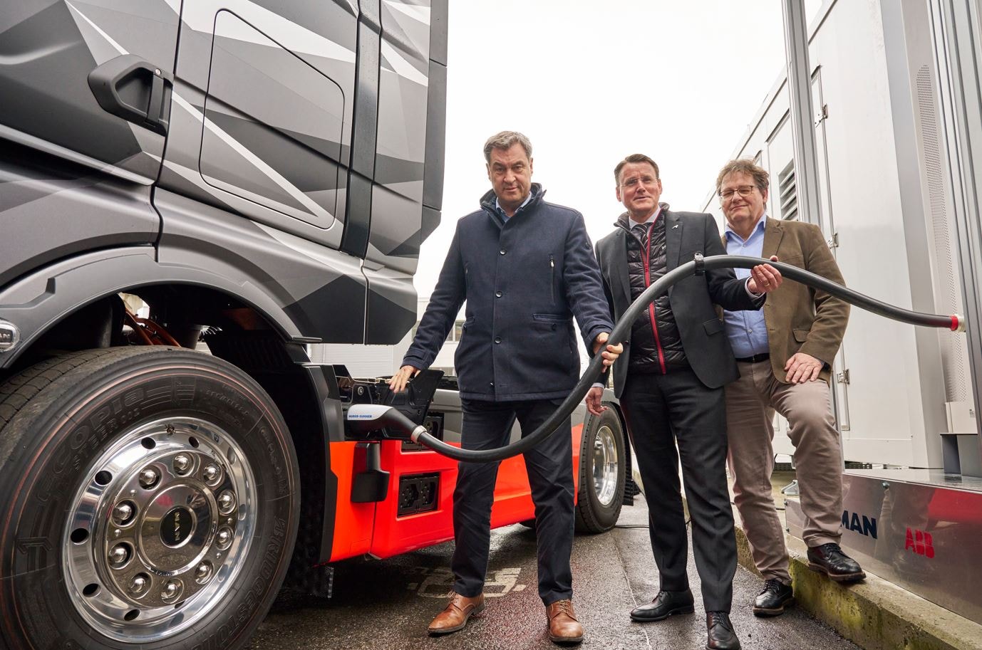 Podczas pokazu ładowania MCS w Monachium: dr Markus Söder, premier Bawarii, Alexander Vlaskamp, dyrektor generalny MAN Truck &#038; Bus i Michael Halbherr, dyrektor generalny ABB E-mobility / źródło: ABB, materiały prasowe
