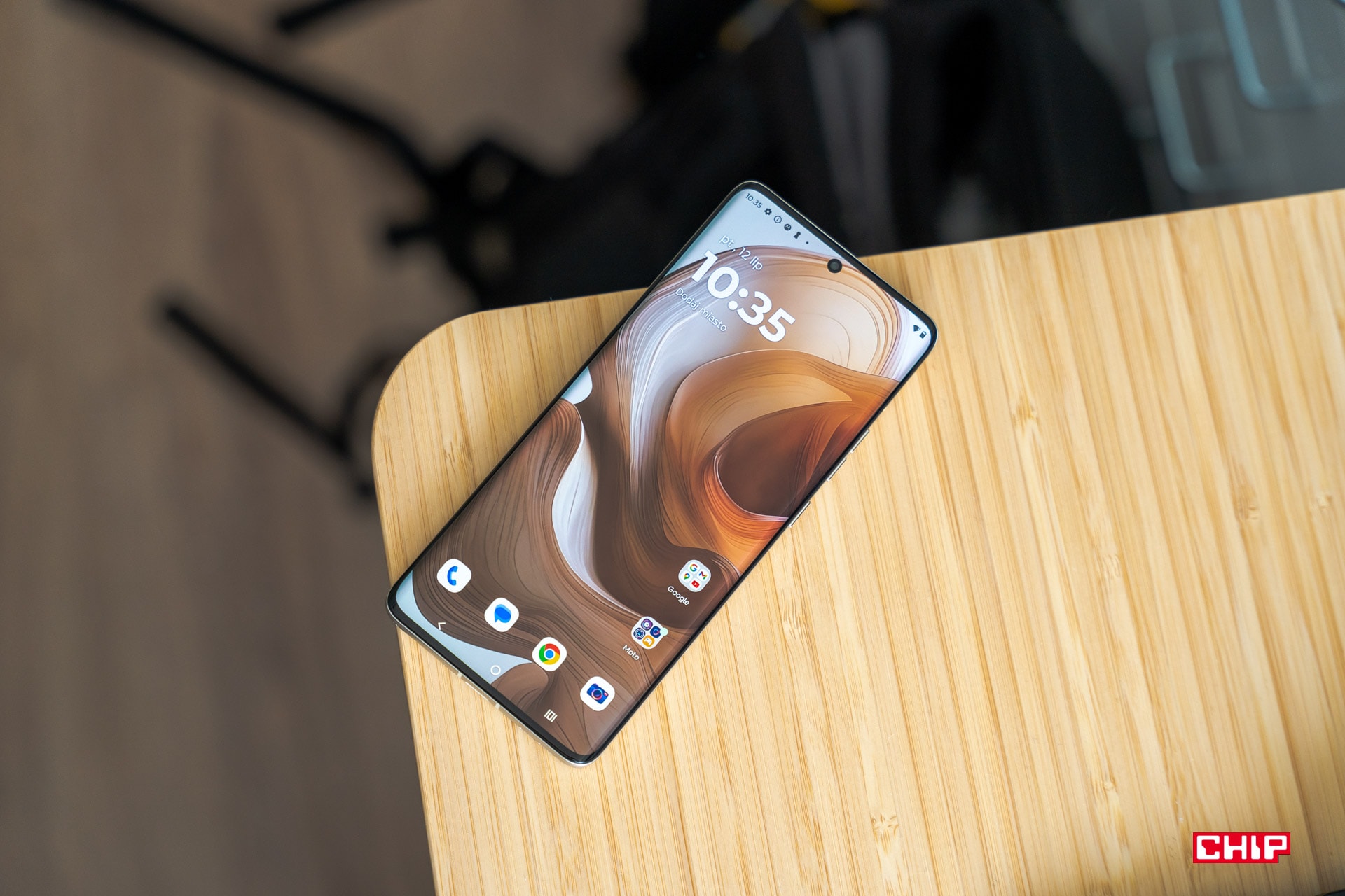 Jaki smartfon do 2500 złotych? Nie brak zaskoczeń