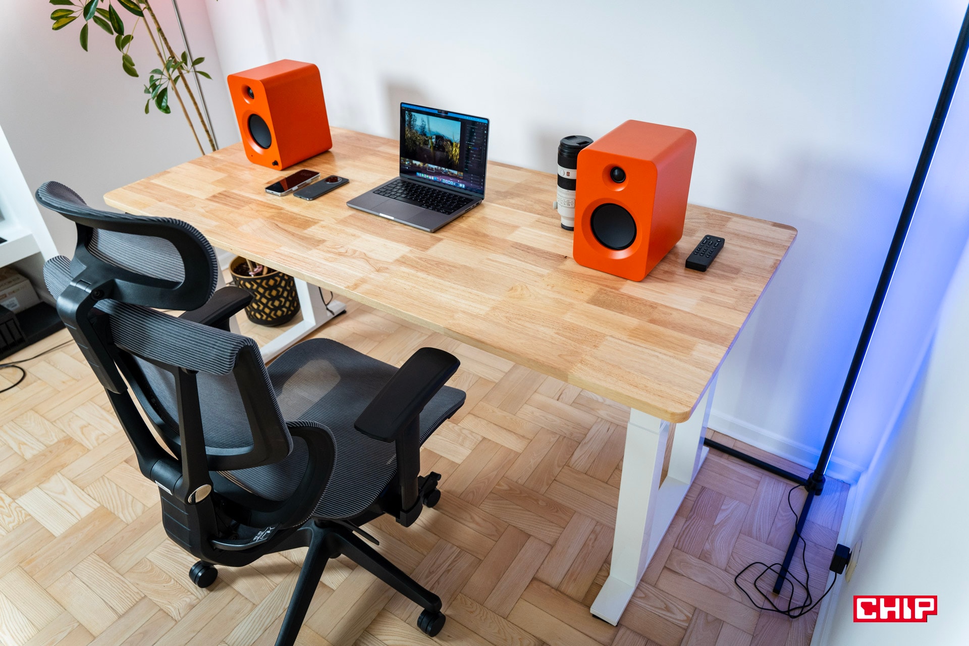 Test FlexiSpot E7 Plus – jak trzech gości dwa dni jedno biurko składało