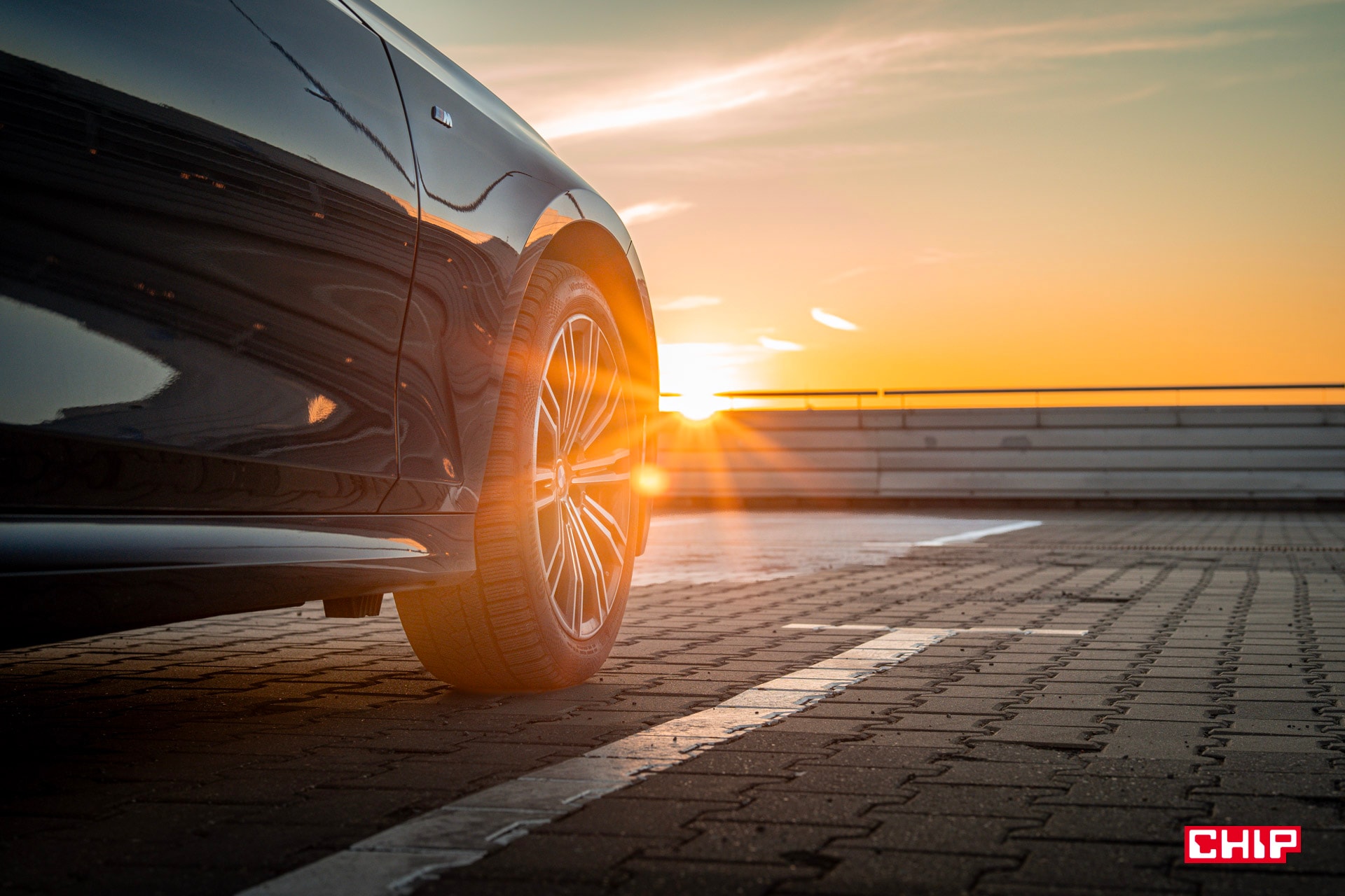 Polacy kupują używane auta z zagranicy. Starsze i bardziej uszkodzone