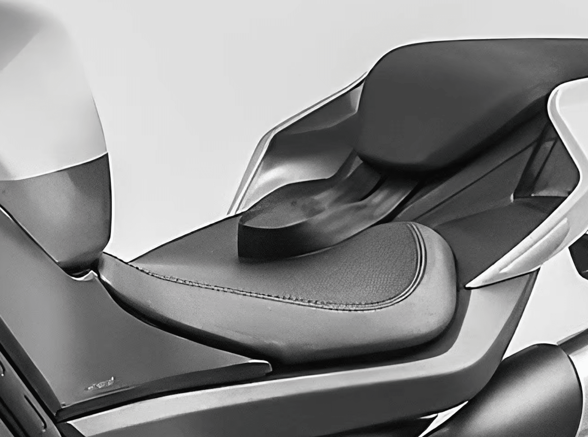 Czy pasy bezpieczeństwa w motocyklach to dobry pomysł? Zdania są podzielone /Fot. CFMoto
