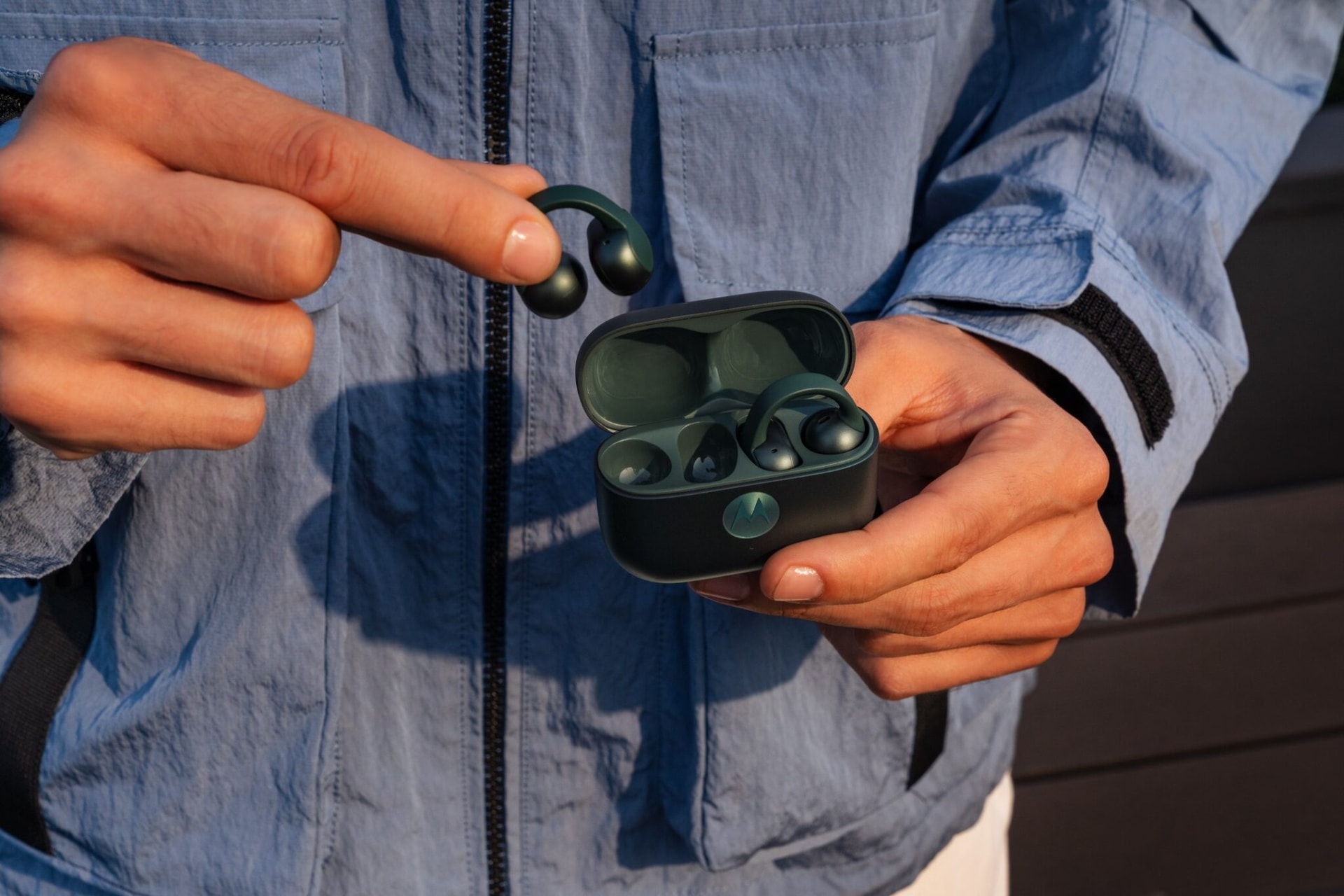 Nie tylko nowe smartfony — Motorola prezentuje smartwatch moto watch fit i luksusowe słuchawki moto buds loop z kryształami Swarovskiego