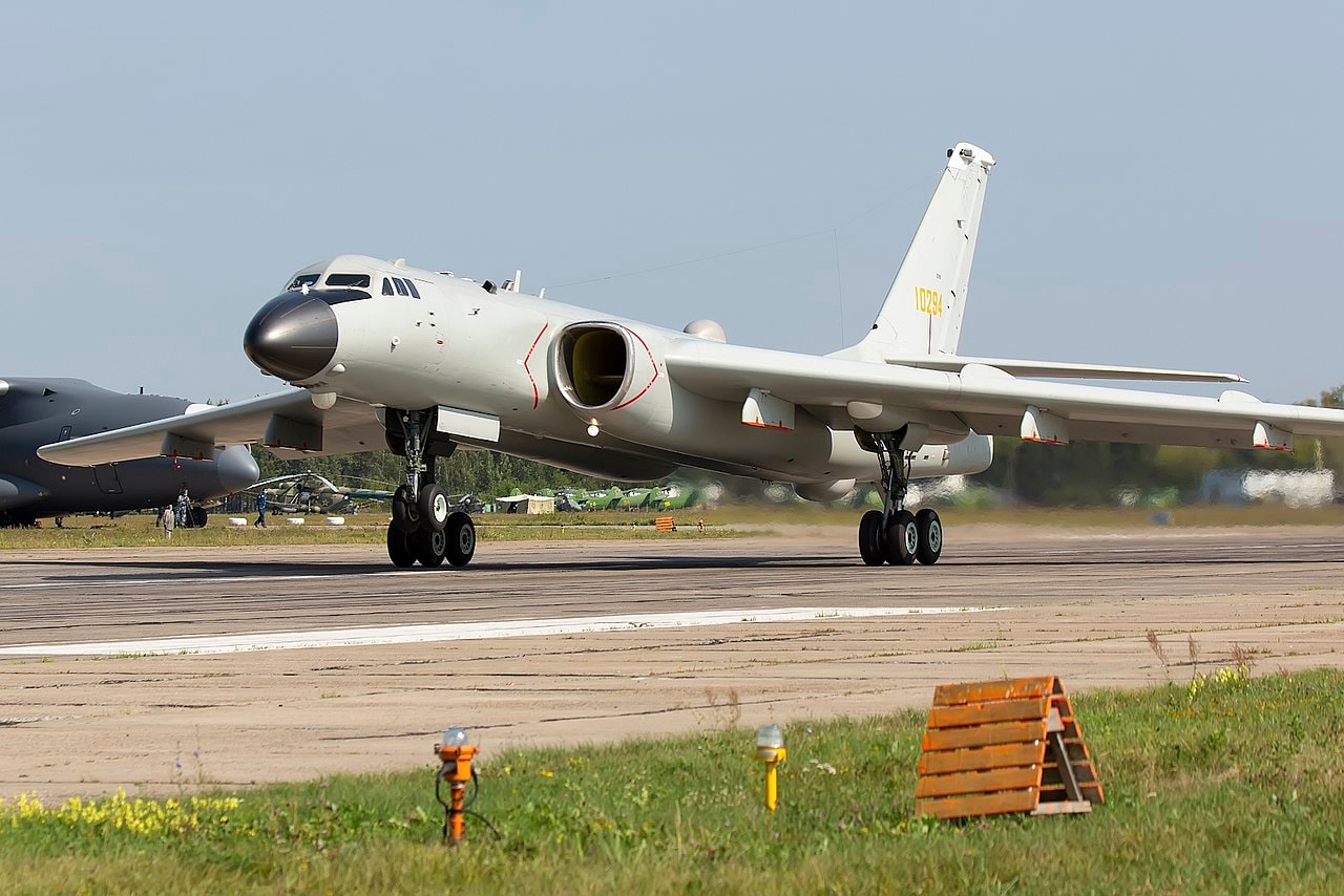 Bombowiec H-6K na płycie lotniska
