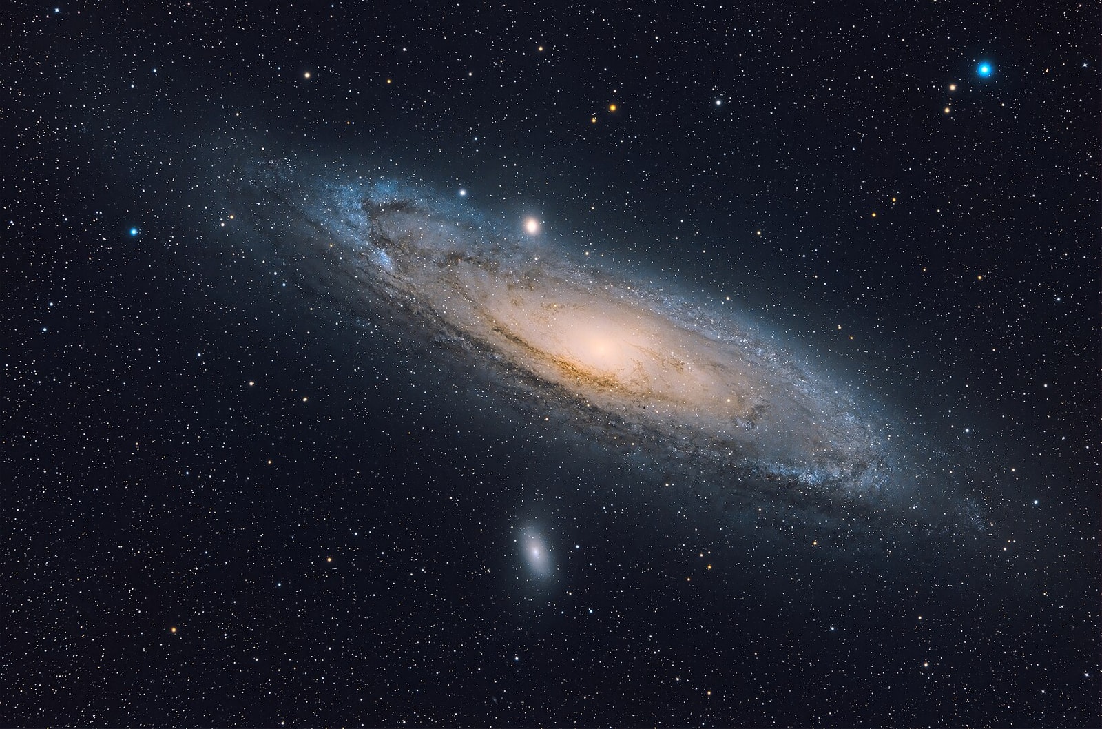 Dziwne ustawienie galaktyk zastanawia astronomów. Są skierowane w naszą stronę 