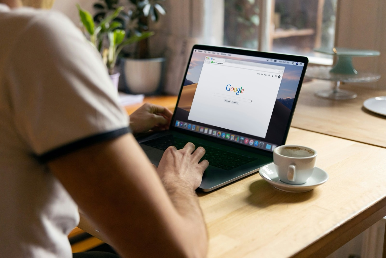 Google Discover w wersji desktopowej wyszukiwarki. Oto najważniejsze fakty i konsekwencje