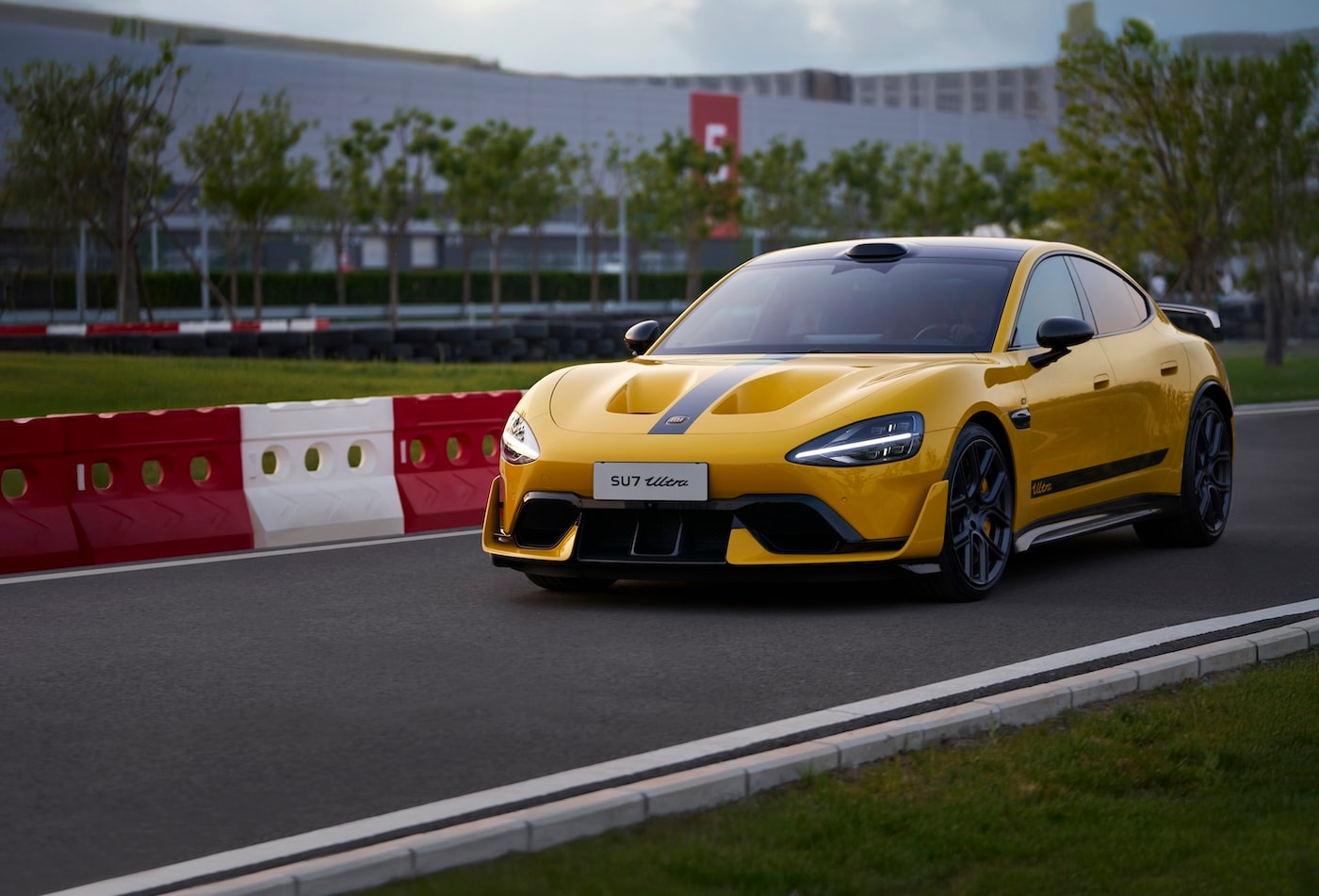 Możesz już jeździć samochodem Xiaomi w Europie! Ale jest jeden haczyk…