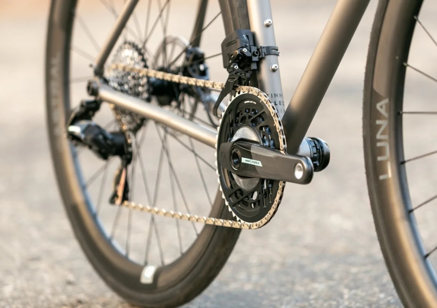 Amerykański komfort i trwałość zaklęte w rowerze. Stal, tytan i klasyczna geometria