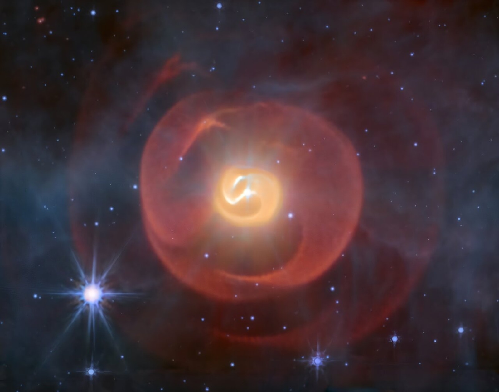 Kosmiczny wąż pożerający własny ogon ma nowego towarzysza. Webb odkrył trzecią gwiazdę w spektakularnej mgławicy