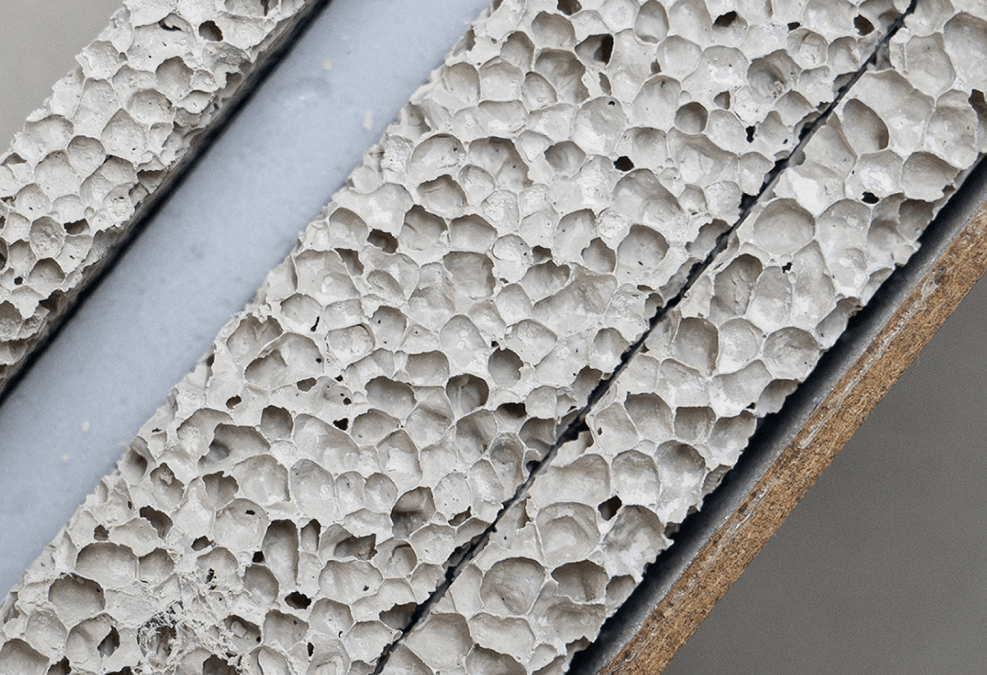 Materiał stworzony przez naukowców z EMPA ma porowatą strukturę /Fot. EMPA
