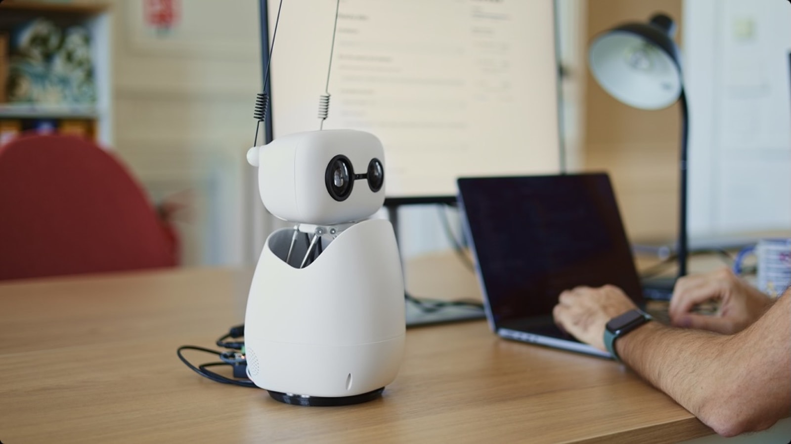 Koniec z drogą robotyką. Reachy Mini za grosze i open‑source