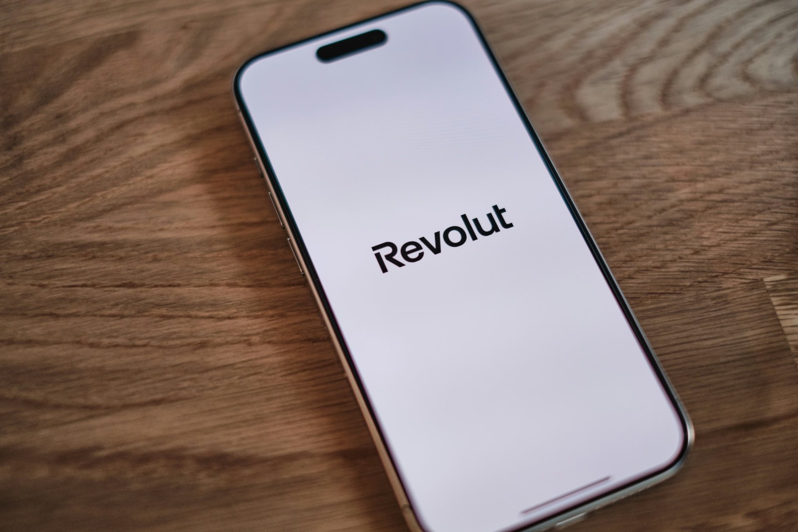 Revolut rusza z ofensywą na polskich operatorów komórkowych. Co oferuje?