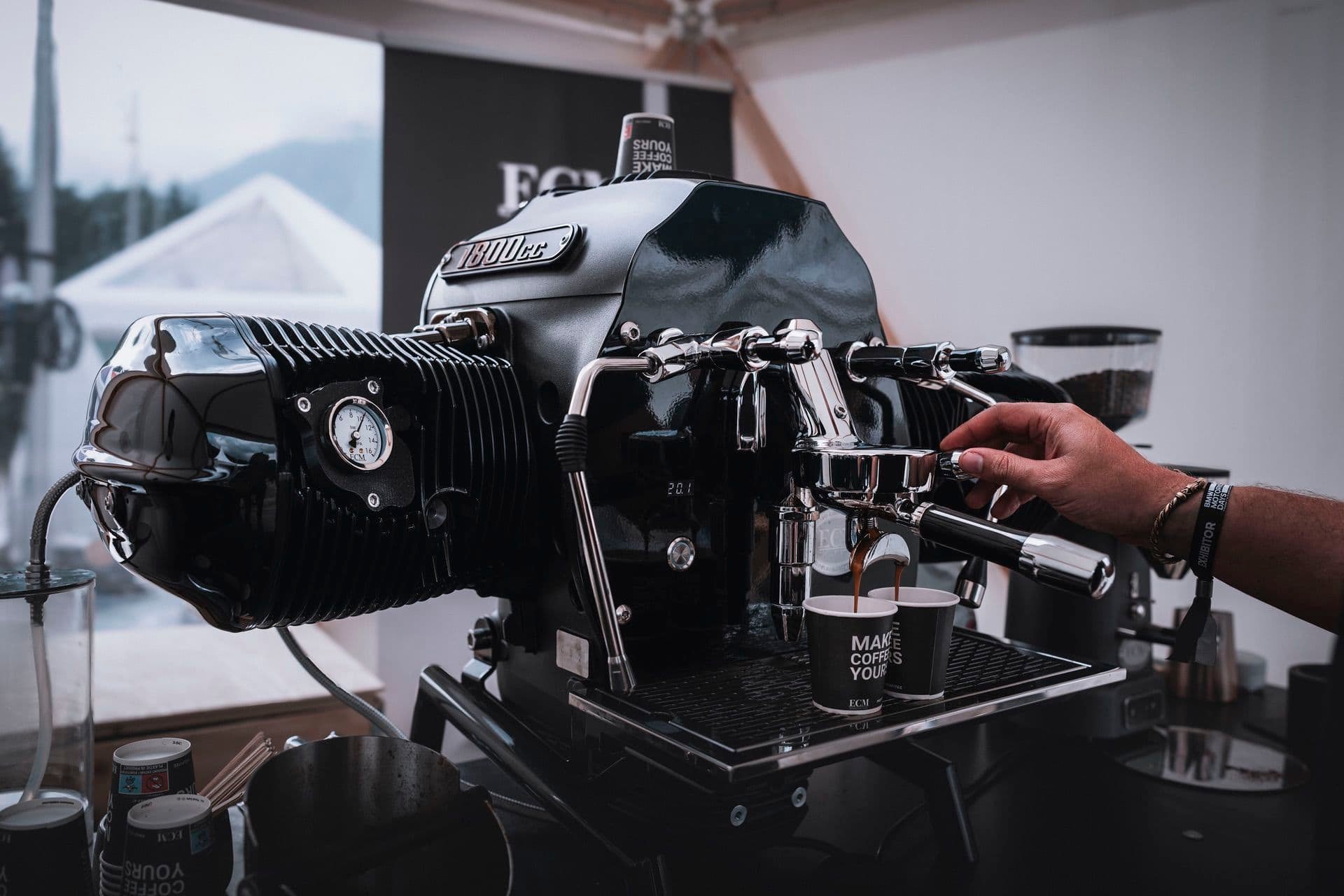 Piłeś kiedyś kawę prosto z silnika motocykla? Dla BMW nie ma rzeczy niemożliwych