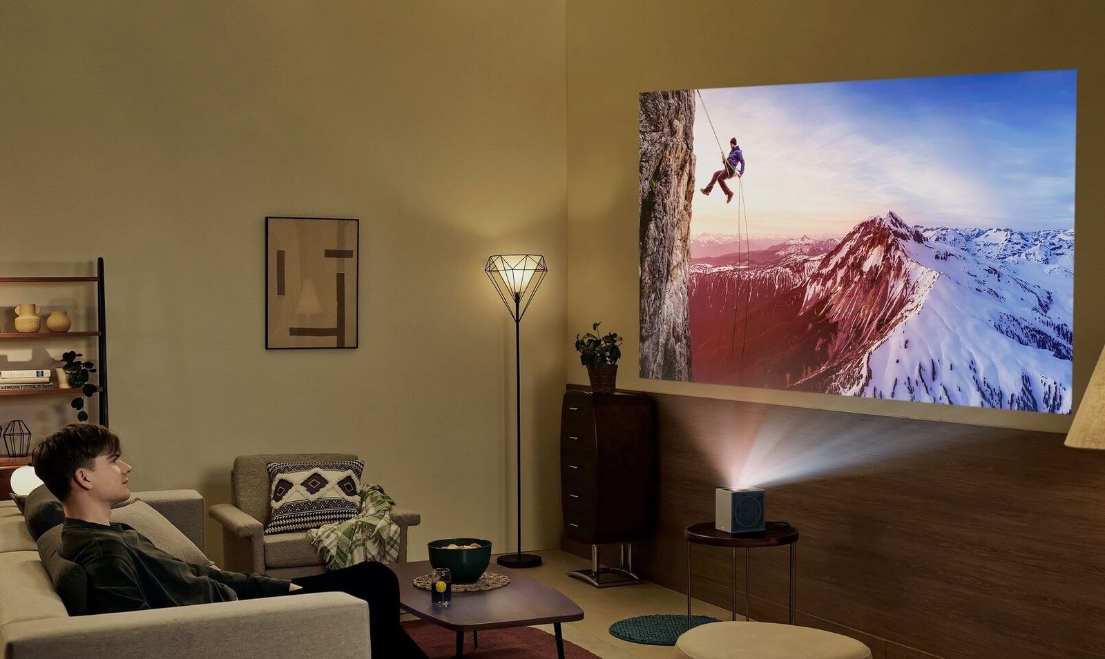 Miniaturowy projektor 4K LG CineBeam S o ultrakrótkim rzucie zmienia podejście do telewizorów 
