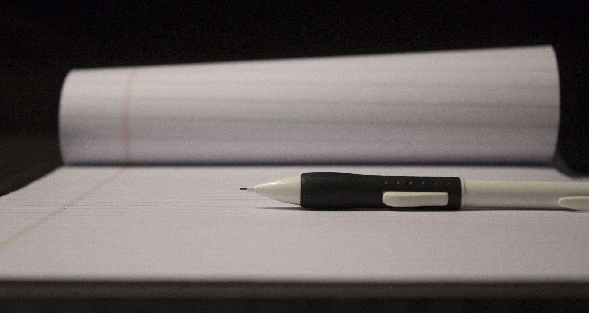 Stabilna emisja elektronów z rysika ołówka mechanicznego. Naukowcy przekształcili przedmiot codziennego użytku w laboratoryjny cud