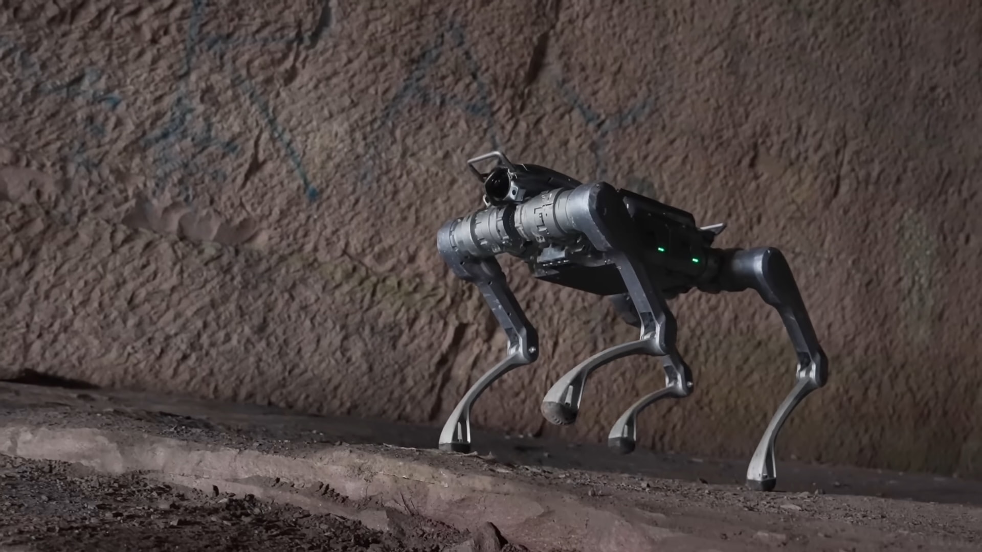 Mechaniczny pies z Chin wytrzyma 100 kg i rozbije szklane przeszkody. Unitree A2 budzi podziw i niepokój