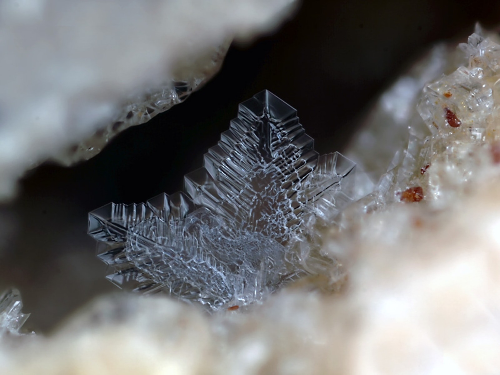 Minerał znaleziony na Marsie i w meteorycie stawia fizykę na głowie. Jego termiczne właściwości są wręcz niemożliwe