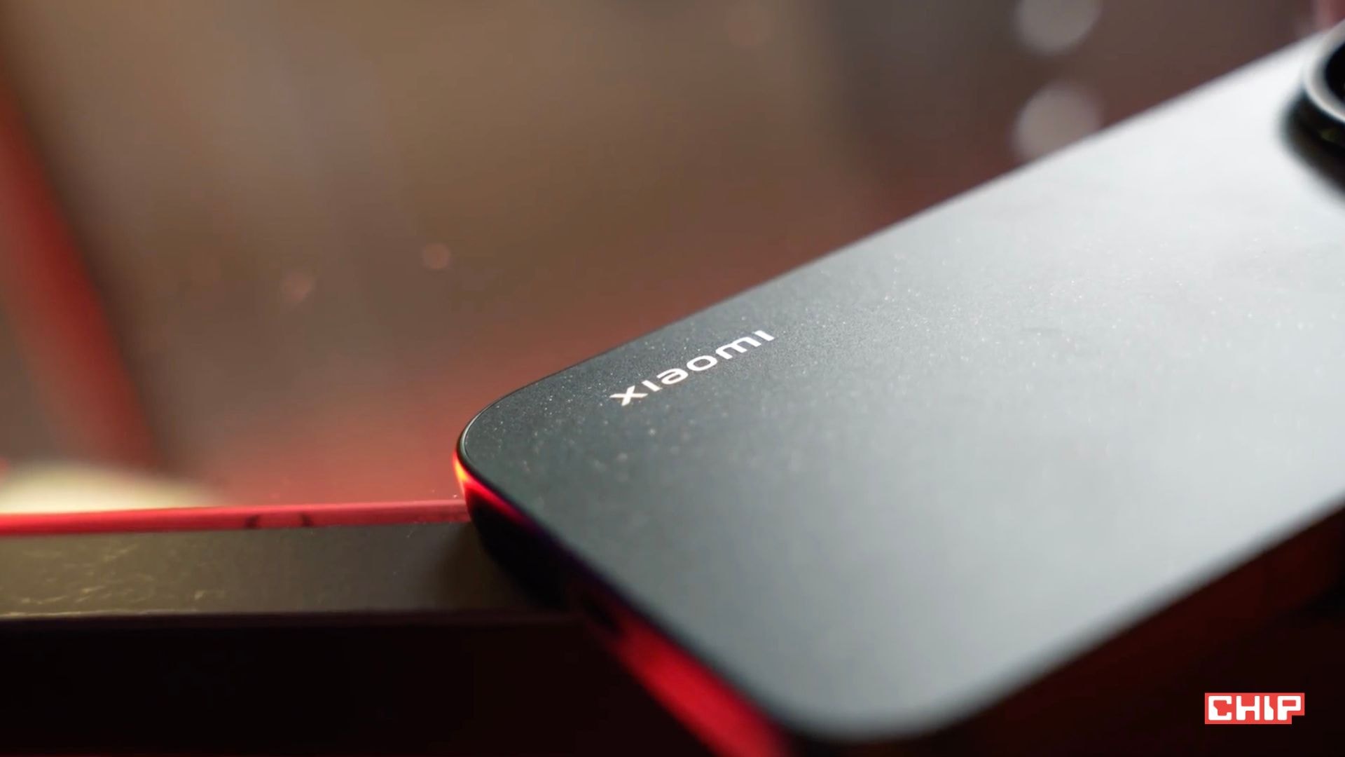 Xiaomi chyba ma dość codziennego ładowania telefonów. 8000 mAh trafia do flagowca