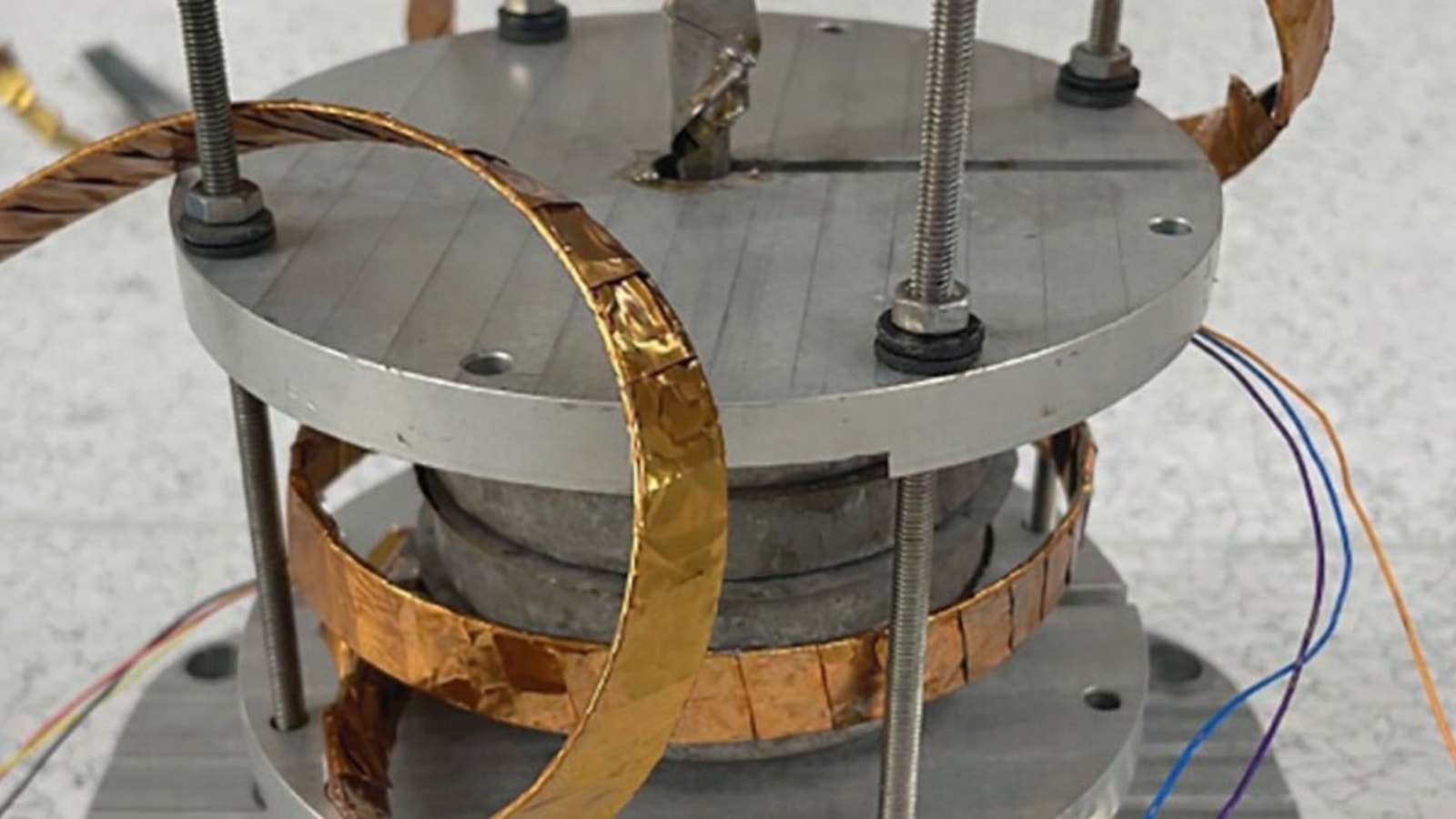 Mieści się w dłoni i wytwarza potężne pole magnetyczne. Nowy magnes ma nadprzewodzące właściwości